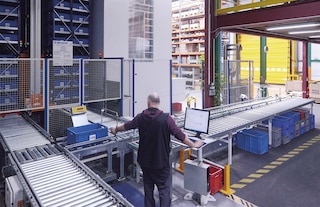 Dans un entrepôt, l’utilisation d’outils informatiques facilite l’application de la roue de Deming