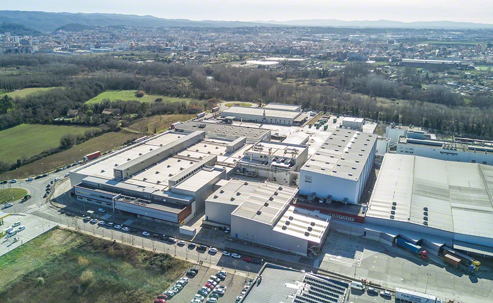 Un circuit de convoyeurs Mecalux dans le centre de production de Nestlé Un circuit de convoyeurs Mecalux dans le centre de production de Nestlé