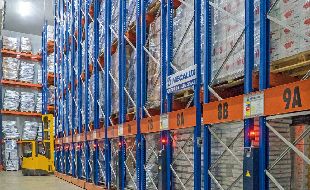 Le centre logistique de Bajofrío, capable de stocker 6 000 palettes, a été divisé en deux chambres froides identiques de 1 000 m², qui sont maintenues à une température de -25 ºC