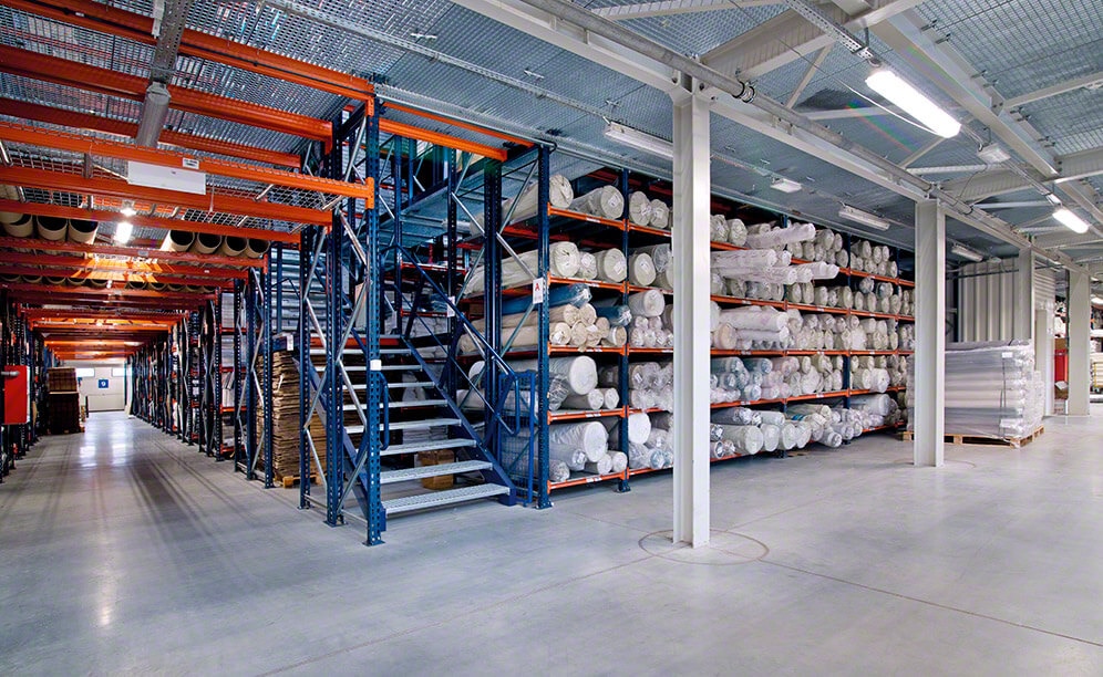 Picking avec passerelles et rayonnages cantilever, une combinaison gagnante pour Eurofirany Picking avec passerelles et rayonnages cantilever, une combinaison gagnante pour Eurofirany