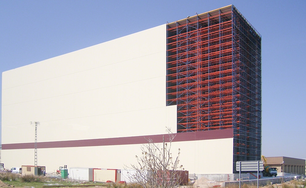 Delaviuda atteint une capacité de 22 000 palettes sur une surface de 2 209 m² dans son nouveau magasin automatisé de 42 m de haut Delaviuda atteint une capacité de 22 000 palettes sur une surface de 2 209 m² dans son nouveau magasin automatisé de 42 m de haut