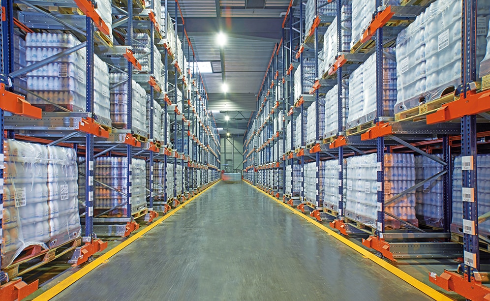 Le producteur de lait SLVA gère la manutention et le stockage de plus de 7 400 palettes avec neuf Pallet Shuttle positionnés dans des canaux de 20 mètres de profondeur Le producteur de lait SLVA gère la manutention et le stockage de plus de 7 400 palettes avec neuf Pallet Shuttle positionnés dans des canaux de 20 mètres de profondeur