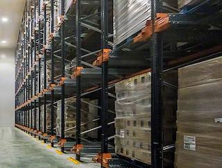 Système Pallet Shuttle dans l'entrepôt de Litera Meat Système Pallet Shuttle dans l'entrepôt de Litera Meat