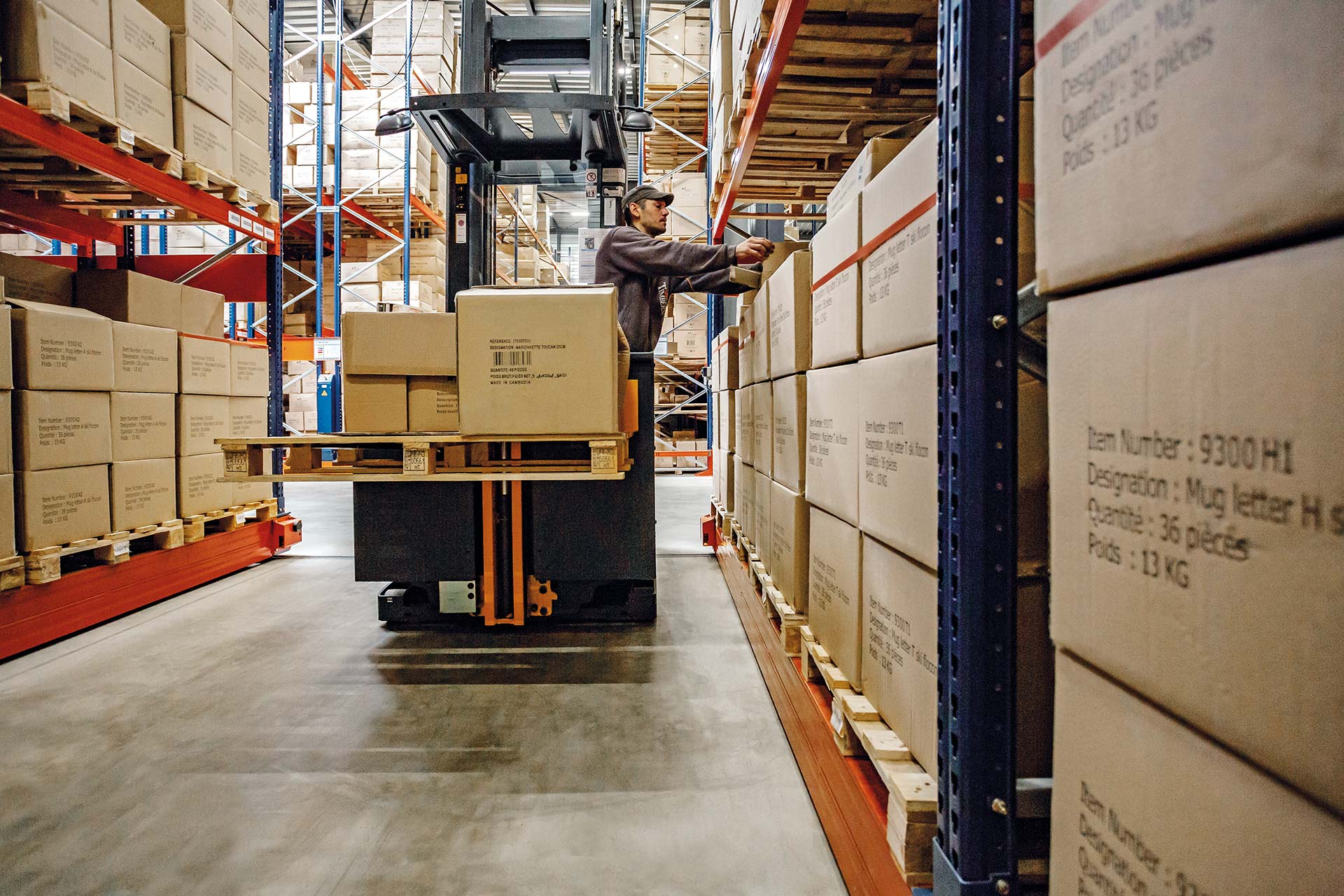 L'allée dont l’ouverture est commandée à distance permet aux opérateurs de faire le picking directement depuis le rayonnage