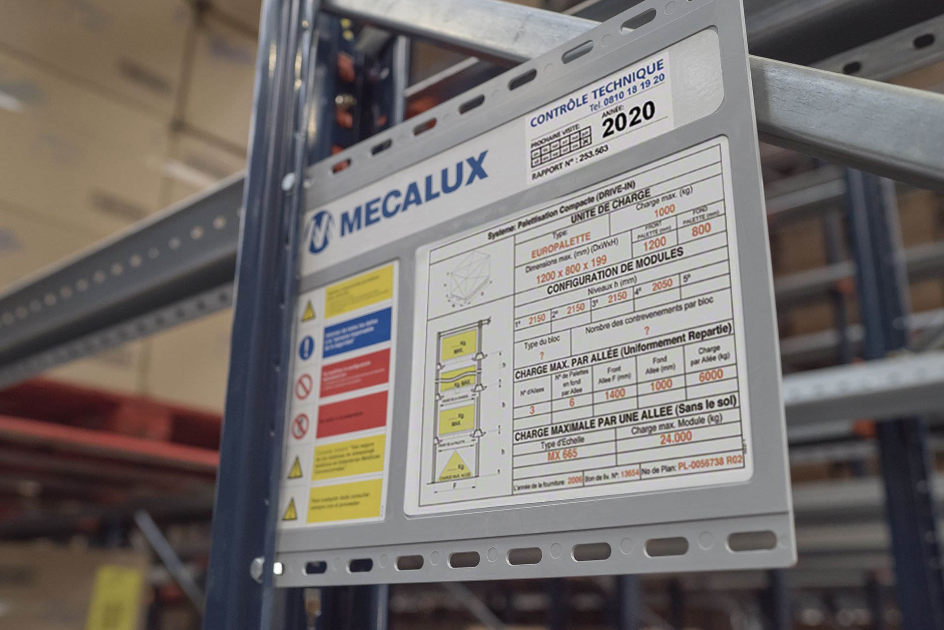 L'entrée des entrepôts de stockage par accumulation doit disposer d'un signalisateur où les données techniques de l'installation sont indiquées